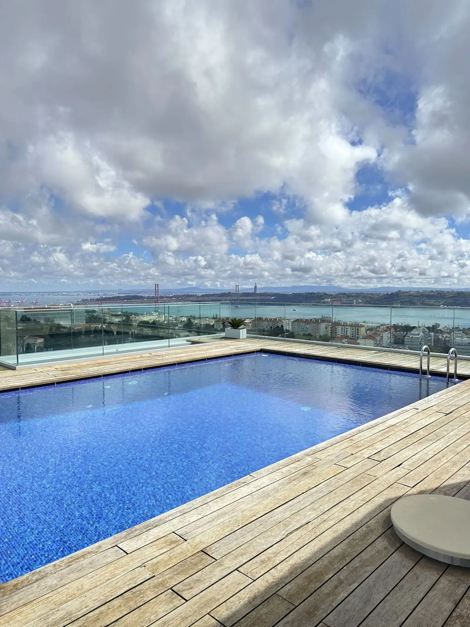 Sky Restelo – Exquisite 4-bedroom Apartment with River & City Views — foto 1