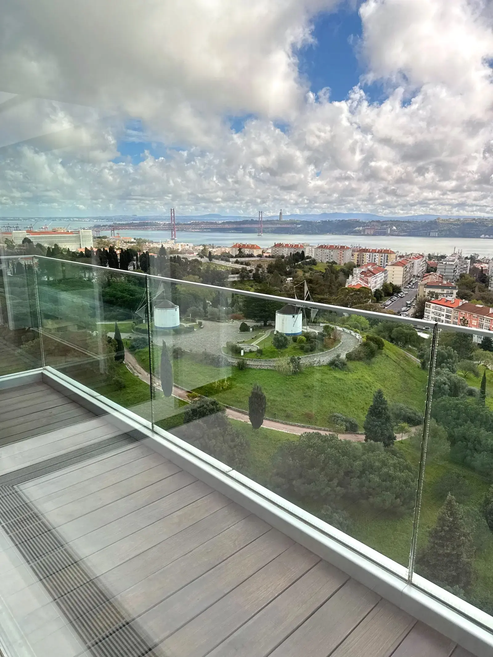 Sky Restelo – Exquisite 4-bedroom Apartment with River & City Views — foto 6