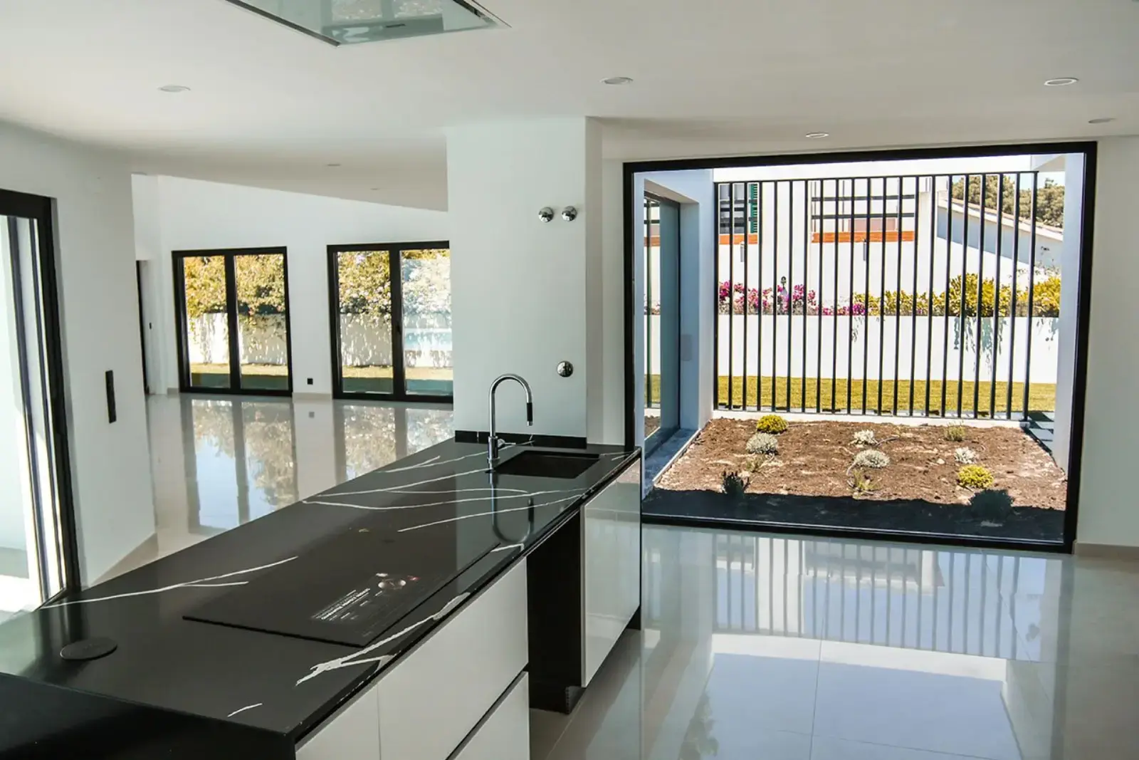 Contemporary Luxury Villa in Verdizela — Private Pool, Landscaped Gardens & Coastal Proximity — foto 3