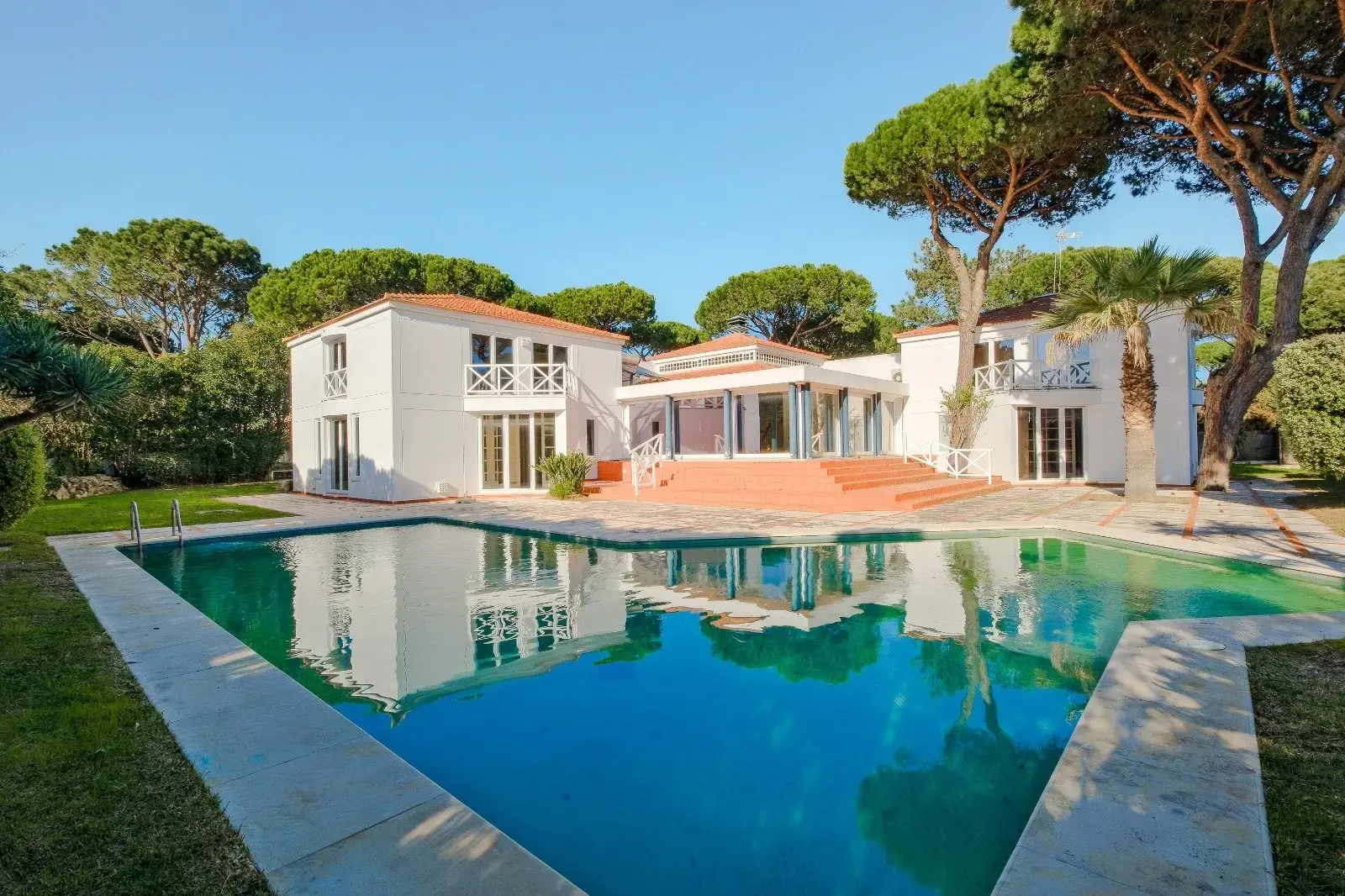 Charming Estate in Quinta da Marinha with Pool, Garden, and Renovation Potential — foto 1