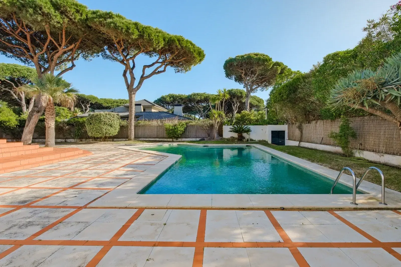 Charming Estate in Quinta da Marinha with Pool, Garden, and Renovation Potential — foto 2