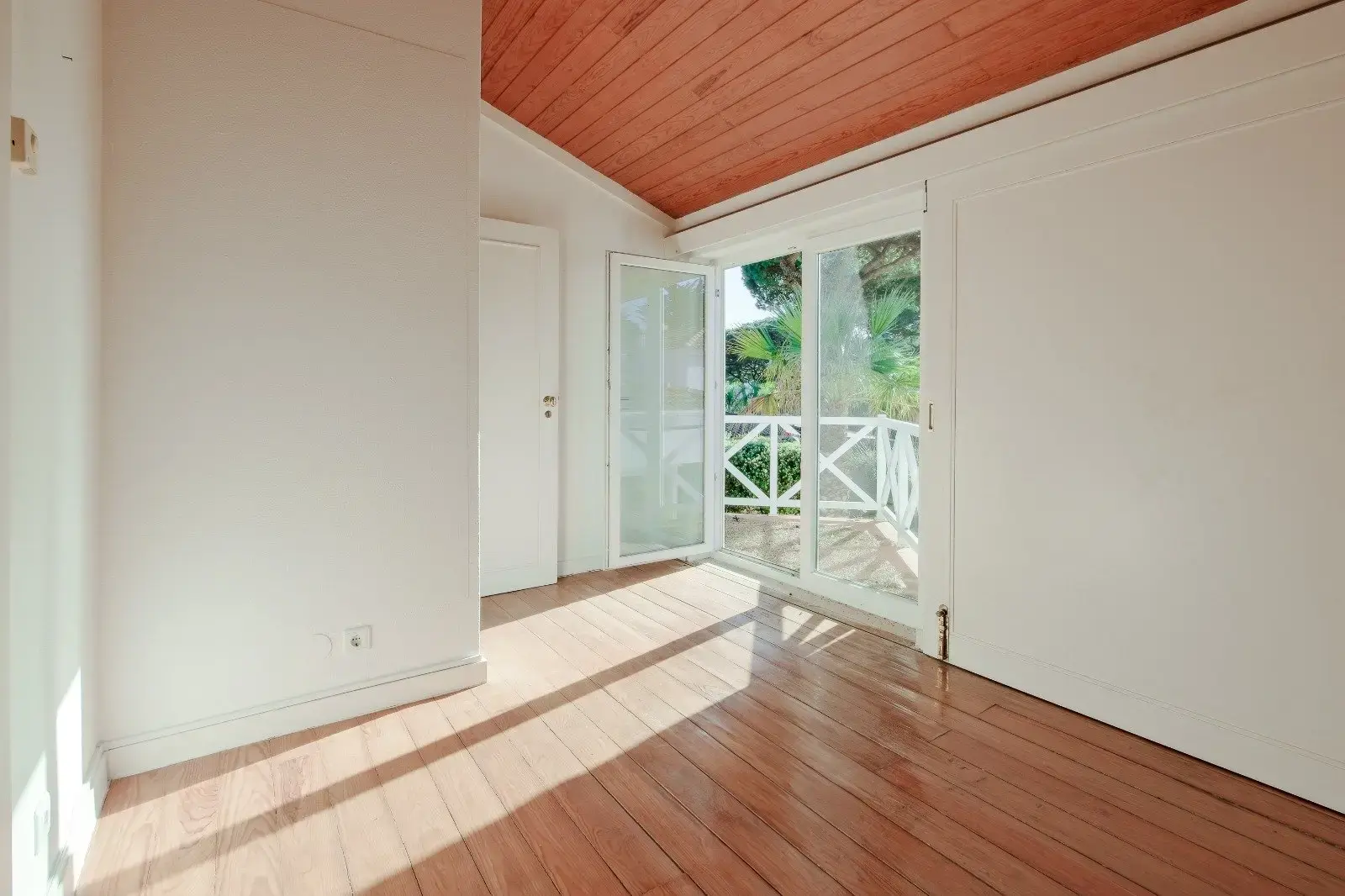 Charming Estate in Quinta da Marinha with Pool, Garden, and Renovation Potential — foto 3