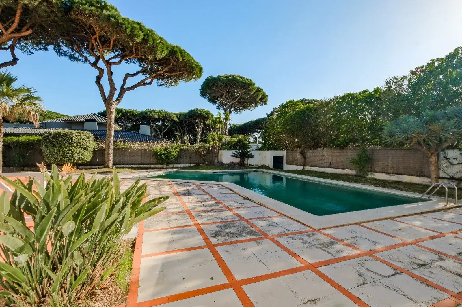 Charming Estate in Quinta da Marinha with Pool, Garden, and Renovation Potential — foto 7