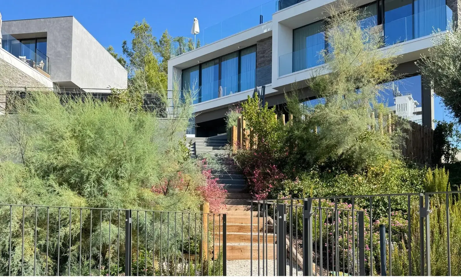 Essence Estoril – Luxury T4 Garden Residence with Private Outdoor Space & Ocean Views — foto 1