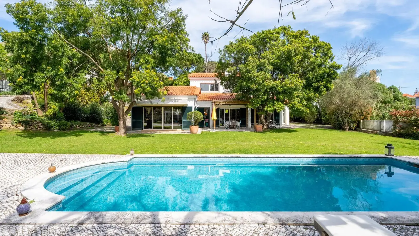 Traditional Villa in Cascais with Pool, Guest House & Large Plot — foto 1